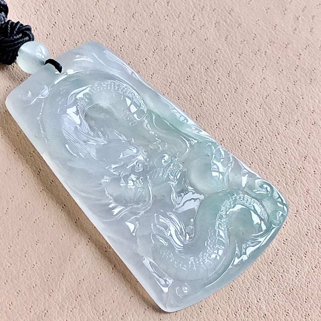 天然A货翡翠冰飘绿龙牌吊坠，尺寸:52.5/31.6/5.2冰透气质挂坠俏色