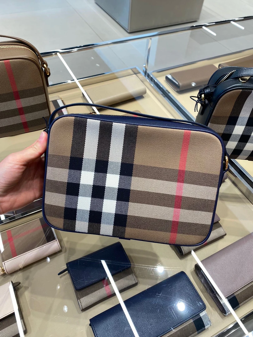 全新未使用 BURBERRY/博柏利 邮差包 男女同款 经典格纹