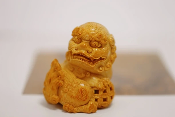 竹根雕满身毛发的镂空绣球狮子