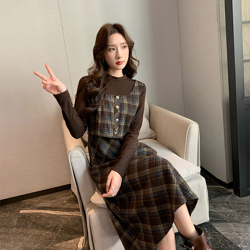 奢姿【雅丹风】2025春秋大码复古假两件半高领马甲背心连衣裙