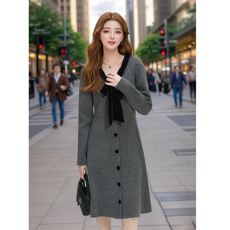 奢姿【冬日勋章】2025春季新款大码女装高级感V领胖浪漫针织连衣裙