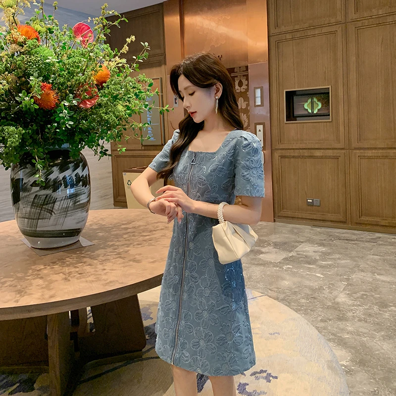 奢姿【海豚之恋】2025新款大码女装气质名媛风胖妹妹牛仔绣花连衣裙