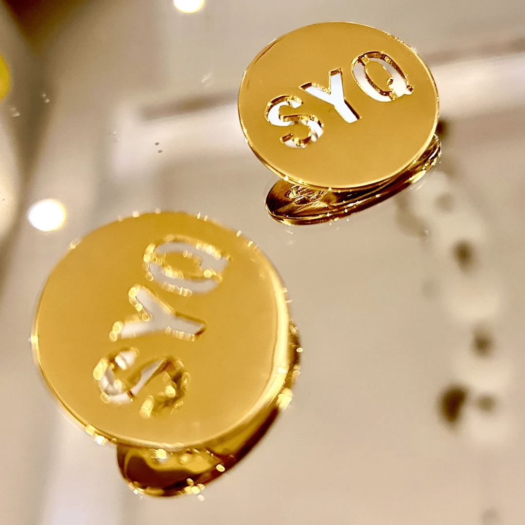 铜合金耳饰 【雅乔定制】轻奢时尚百搭SYQ字母耳钉YQ240804