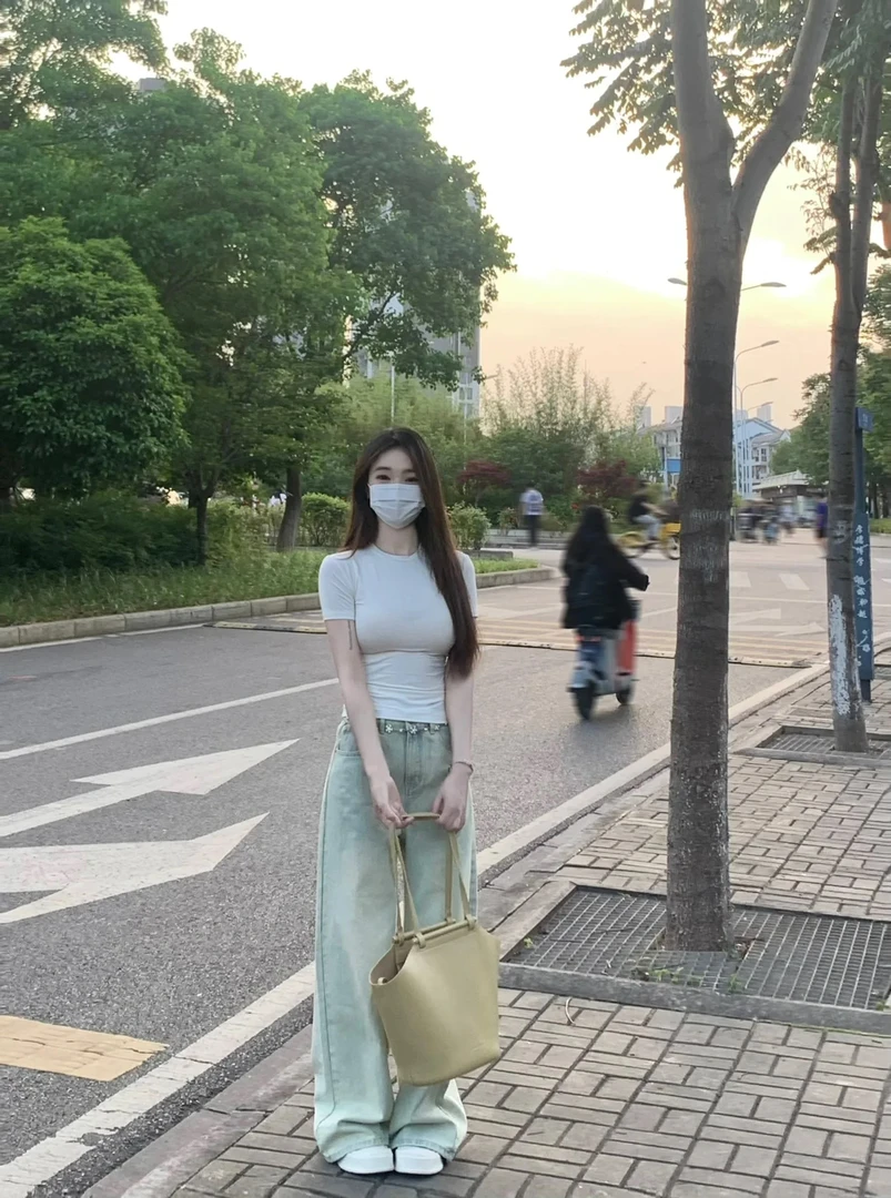 白色正肩短袖t恤女夏季2024新款修身显瘦甜辣妹短款百搭收腰上衣