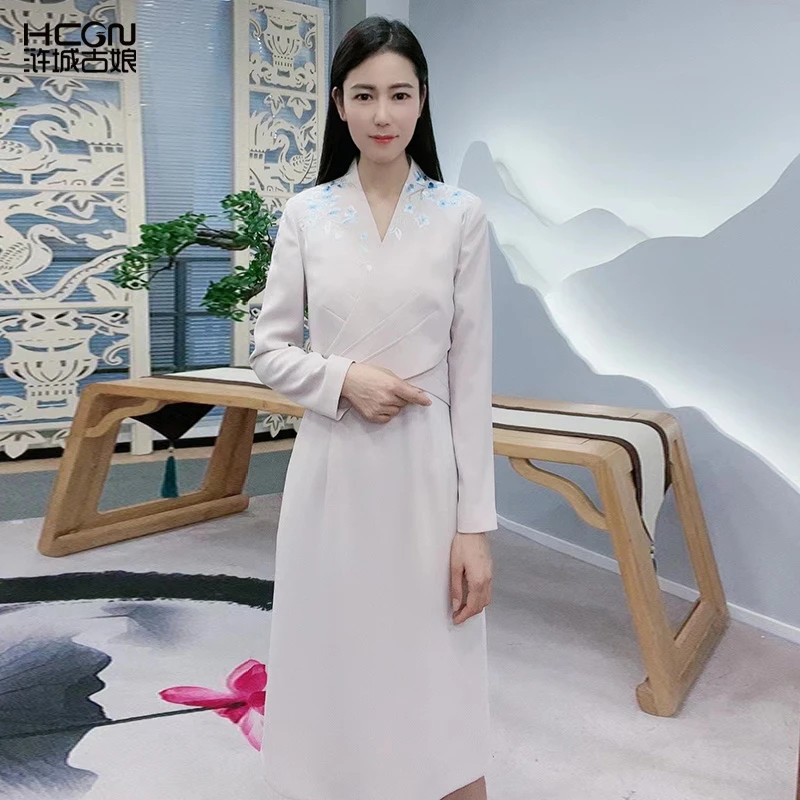 浒城古娘中式绣花时尚米白色国风气质长袖女瑞颜连衣裙22C17263