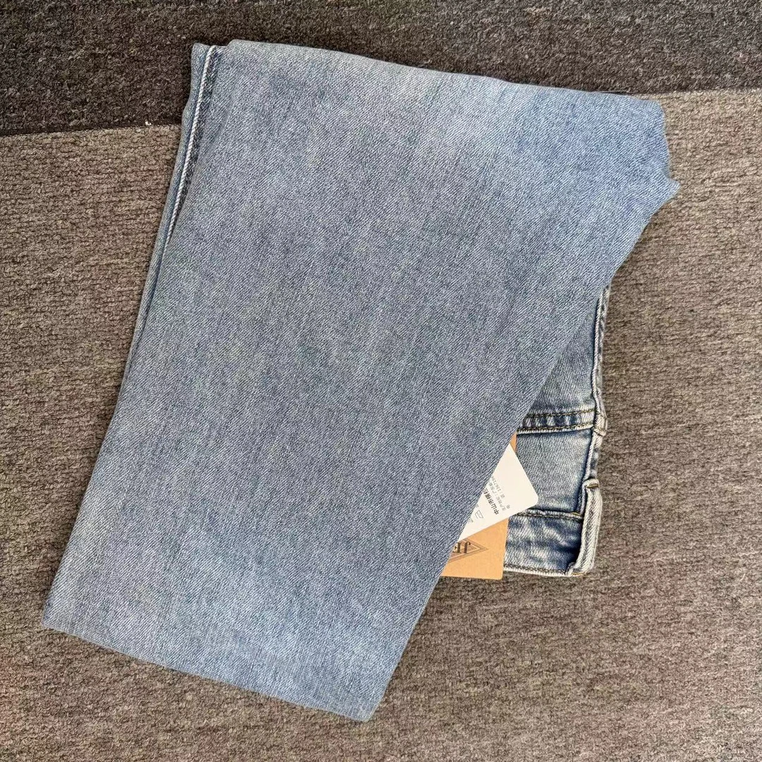 直筒牛仔裤是时尚休闲，必备单品。