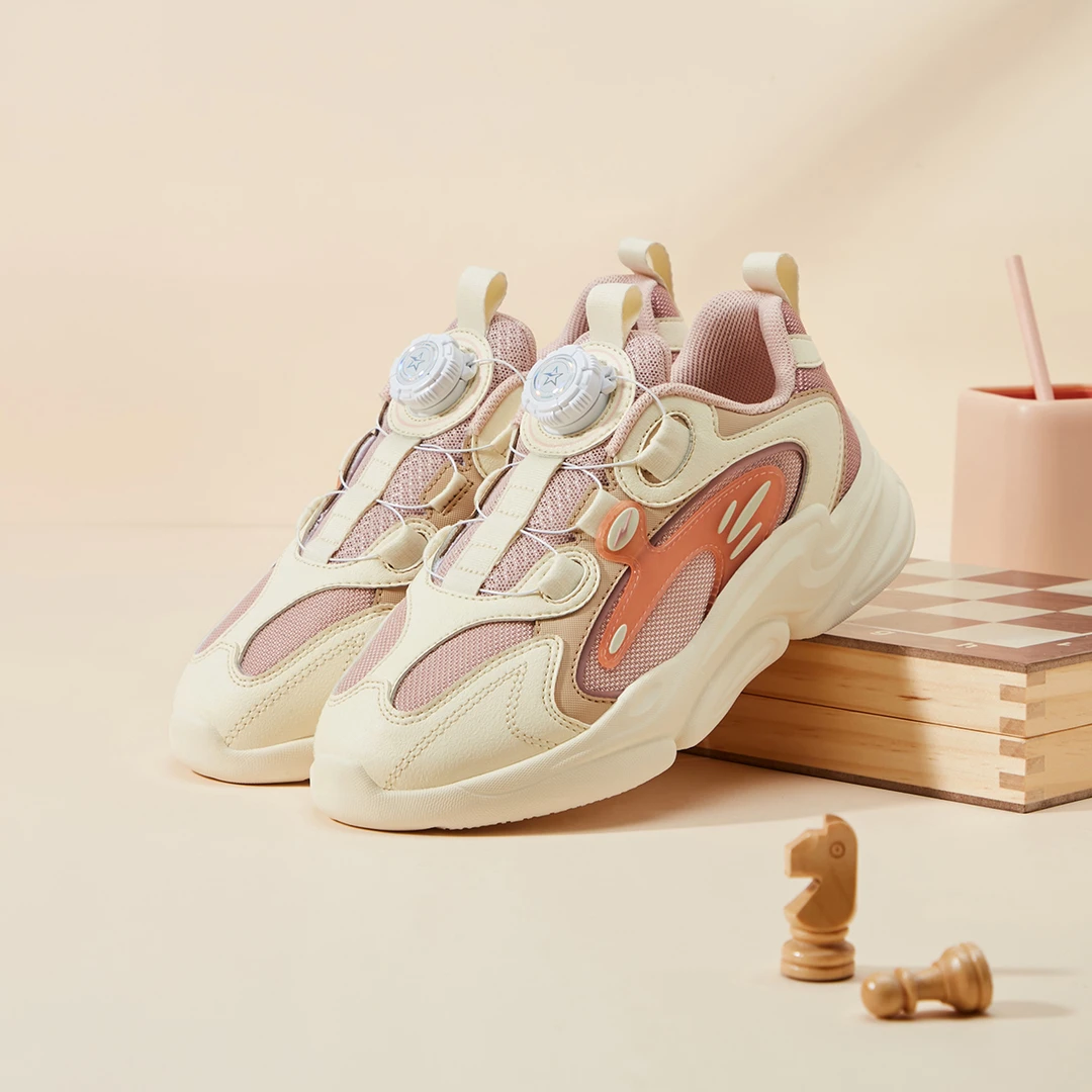 熊猫大师丨鸿星尔克儿童春秋防滑耐磨轻便软弹透气旋钮跑步运动鞋