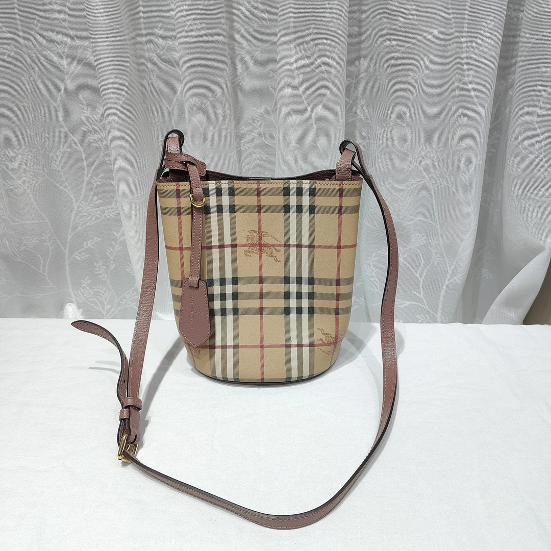 95新 BURBERRY/博柏利 巴宝莉战马格纹水桶斜挎包ym