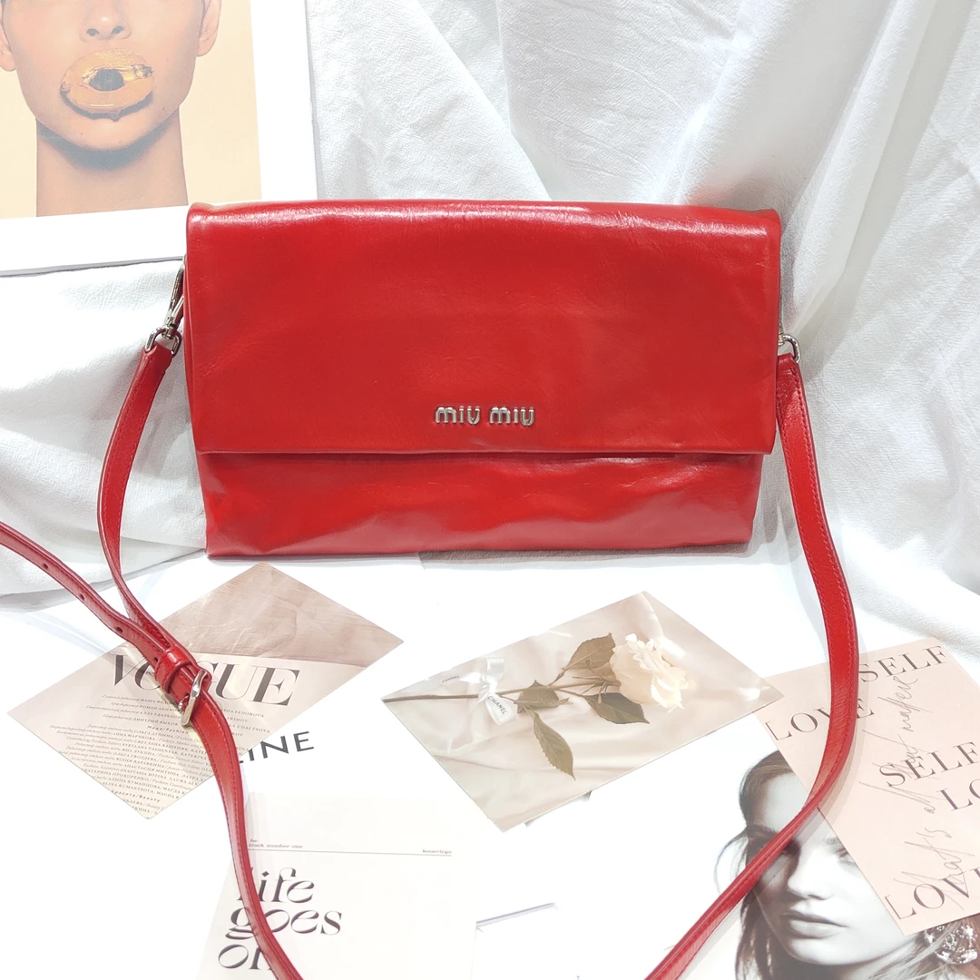 95新 MIU MIU/缪缪 miumiu红色油蜡皮斜挎包ym