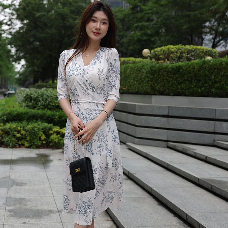 女装连衣裙裹身裙白底蓝树叶气质优雅女裙显瘦一片式V领沙滩裙子