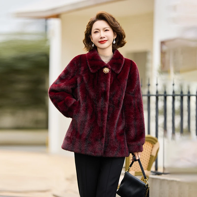 冬季2024新款中年妈妈装皮毛一体大衣翻领短款中老年女装高档大衣