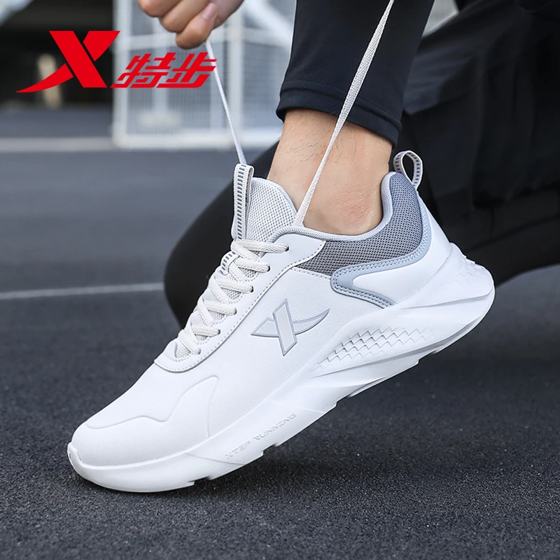 特步男士2025春季雅丹风皮面新款防泼水百搭运动鞋官方正品跑步鞋