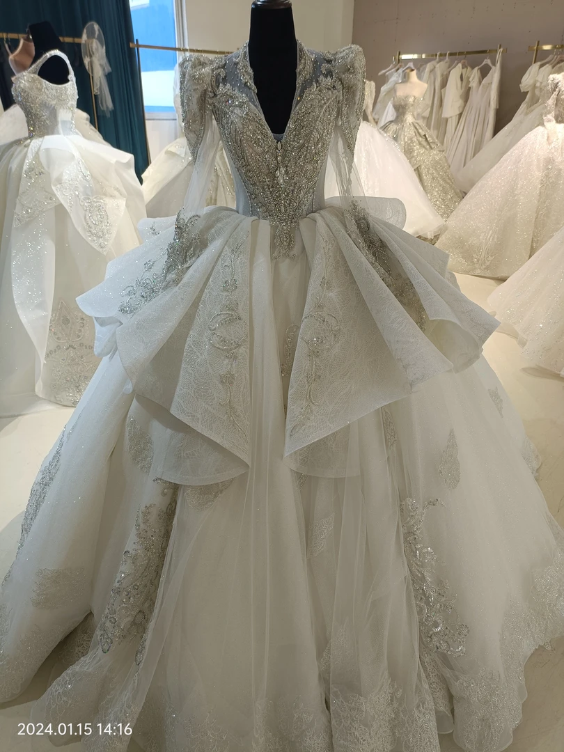 新款v领长袖气质女王大拖尾新娘主婚纱。