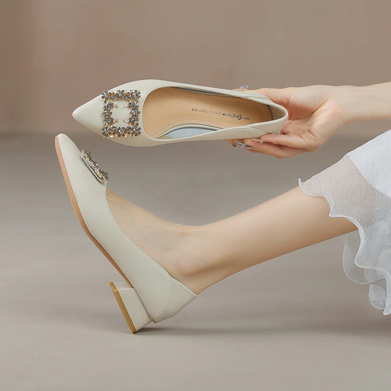 2024新款水钻尖头粗跟单鞋女奶奶鞋浅口气质职业工作鞋低跟妈妈鞋