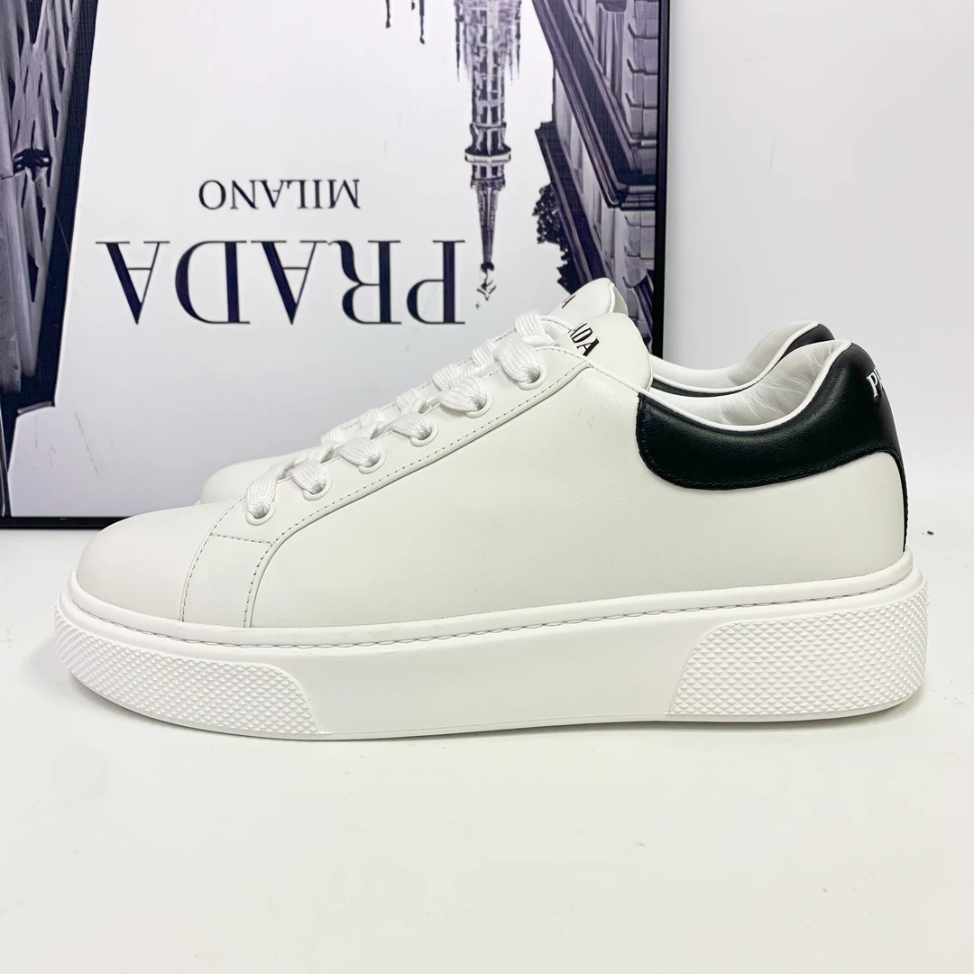 全新未使用 Prada/普拉达 普拉达白色皮面带鞋舌标黑尾增高鞋潮流