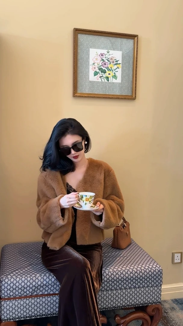 秋冬时尚百搭高级感宽松环保皮草V领外套轻奢慵懒咖色短款（0384）