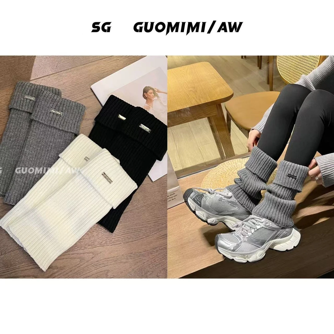 SG / 杨依姗 AW 氛围单品 纯色金属扣坑条纹针织袜套W-20242154