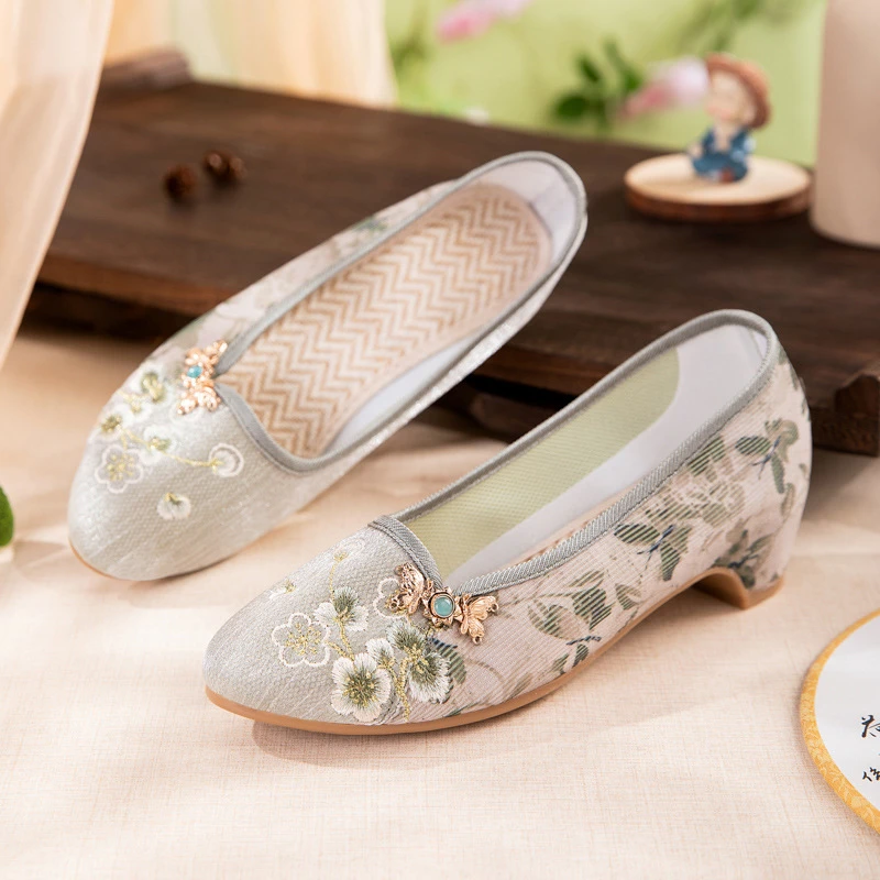 花绣2024秋季新款老北京布鞋低跟尖头复古气质时尚妈妈鞋绣花鞋女