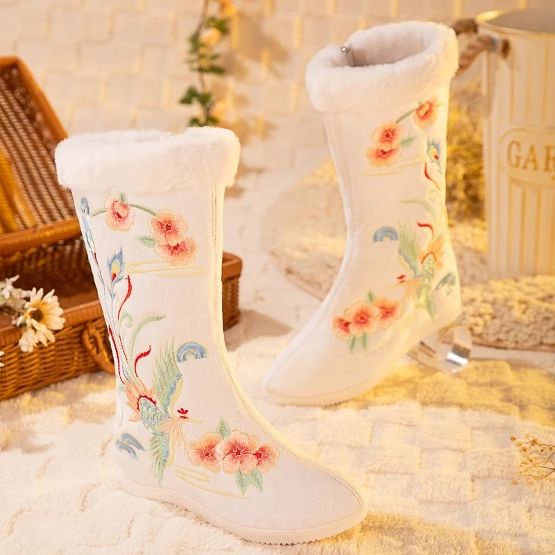 冬季绣花靴女加绒加厚民族风刺绣雪地靴增高2024新款古风汉服靴子