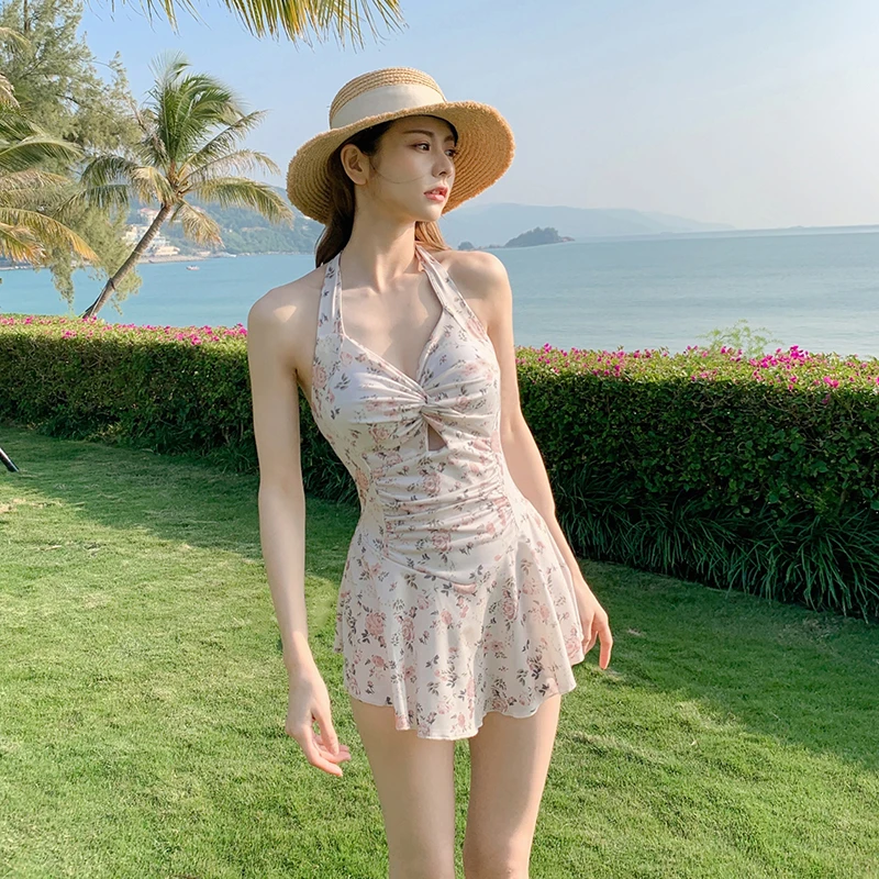可奶可盐奶香假日碎花泳衣纯欲挂脖遮肚显瘦裙式泡温泉高级感泳装