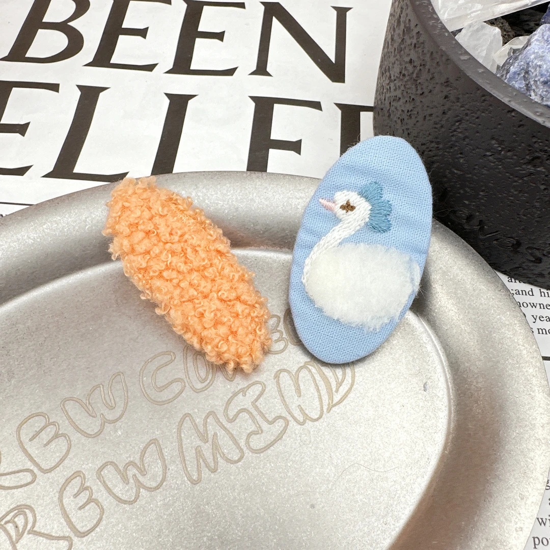 Mi33 韩版饰品 毛绒天鹅对夹边夹（一对）J13054157