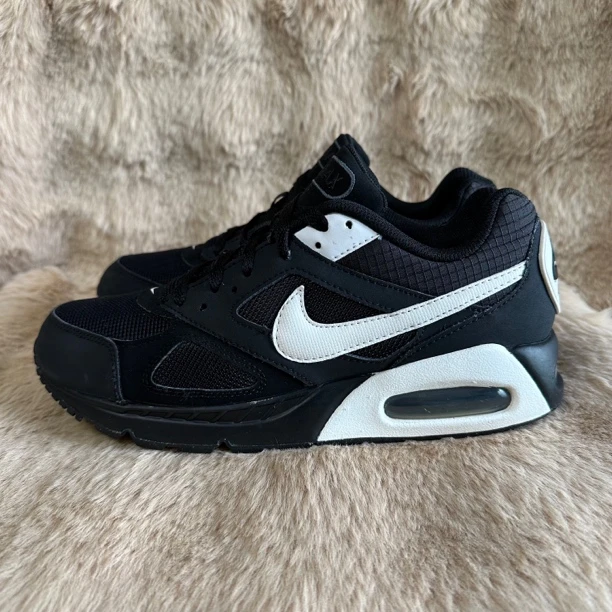 95新 40码 Nike Air Max IVO 气垫缓震 跑鞋 黑白