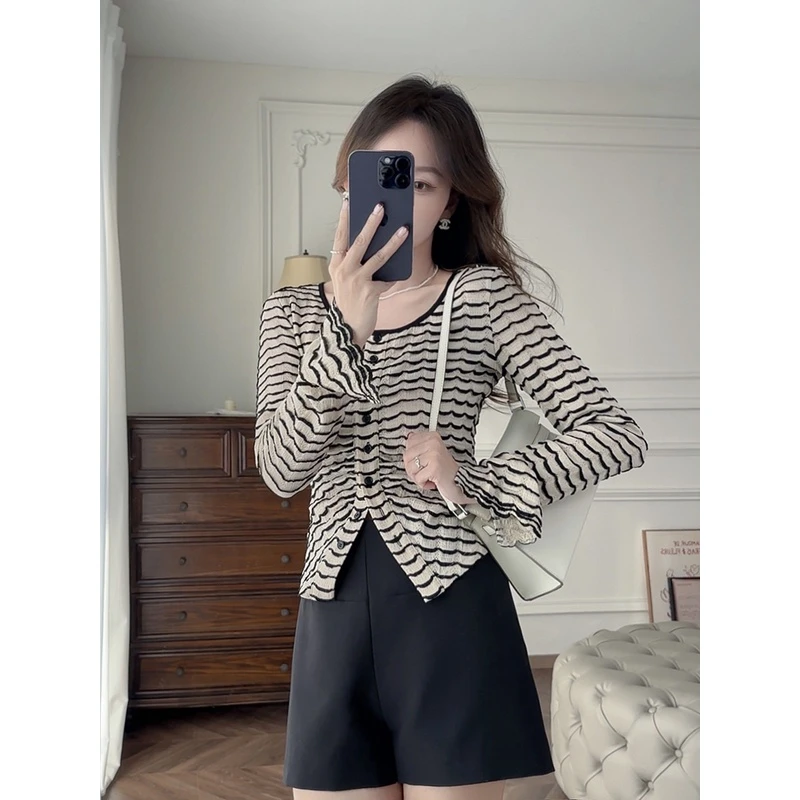 张涩涩24Spring “波浪艺术”方领收腰 立体肌理条纹T恤上衣