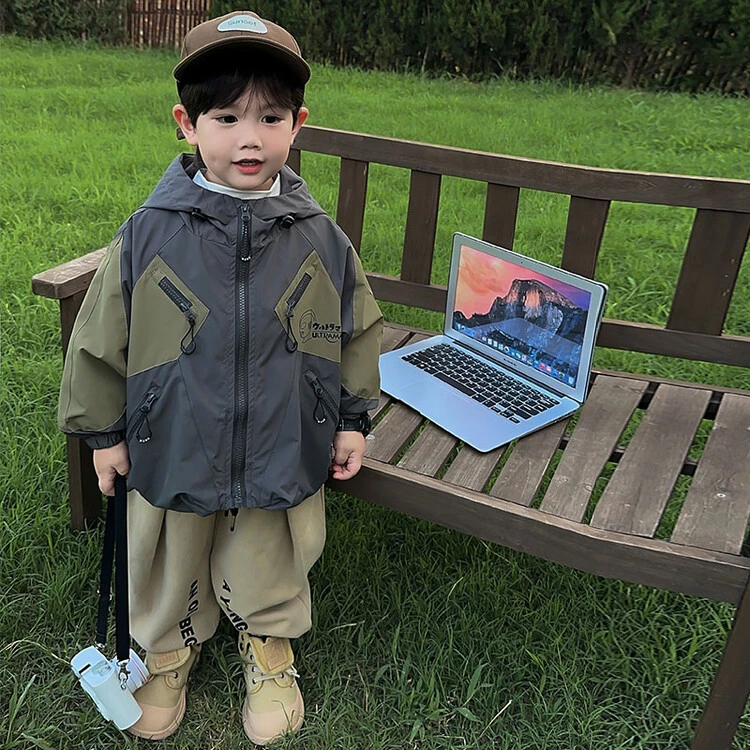 童装冲锋衣工装外套春秋季新款儿童冲锋衣男孩男童潮流连帽风衣