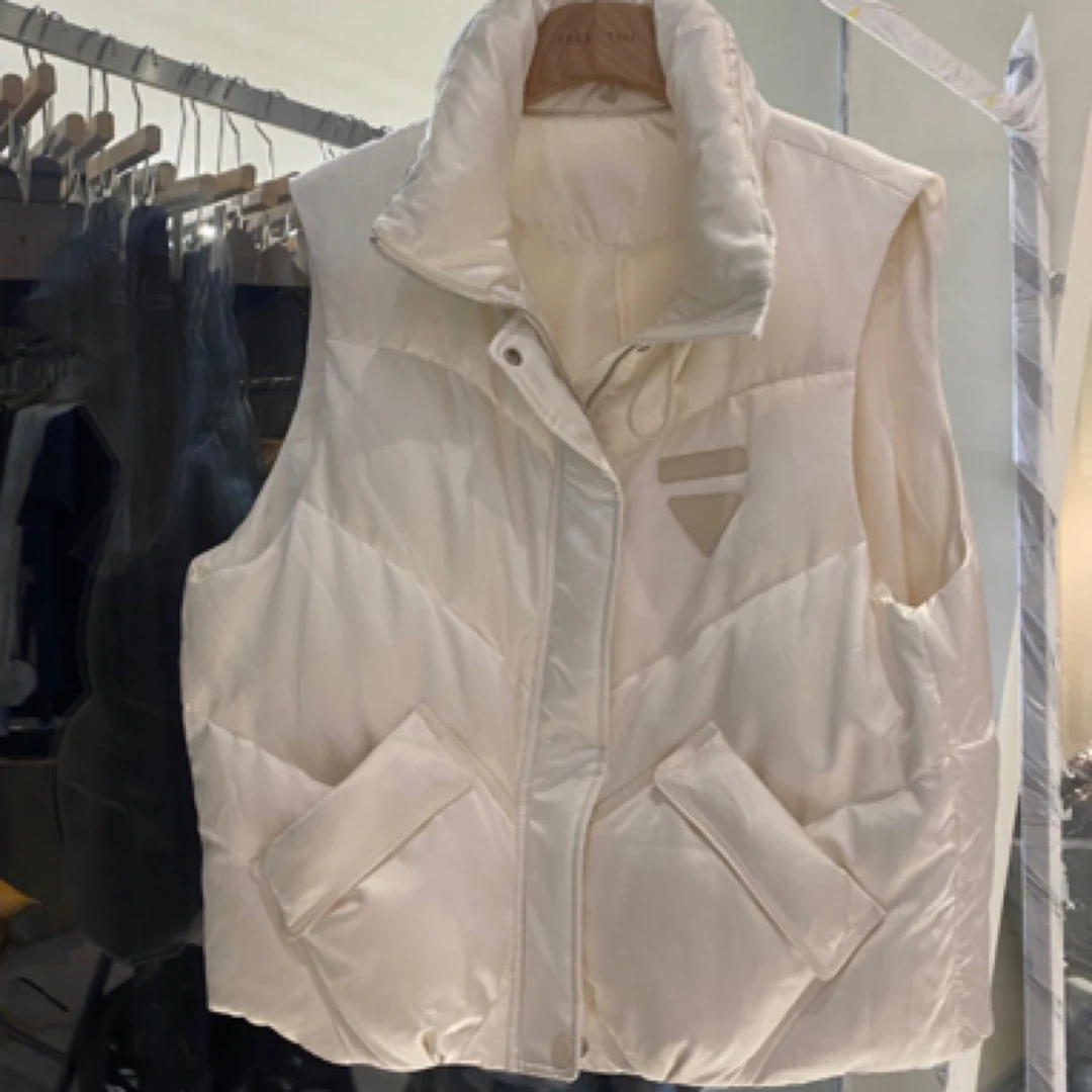 【秋冬上新】立领拉链压格三角标无袖羽绒马甲 D2N195H