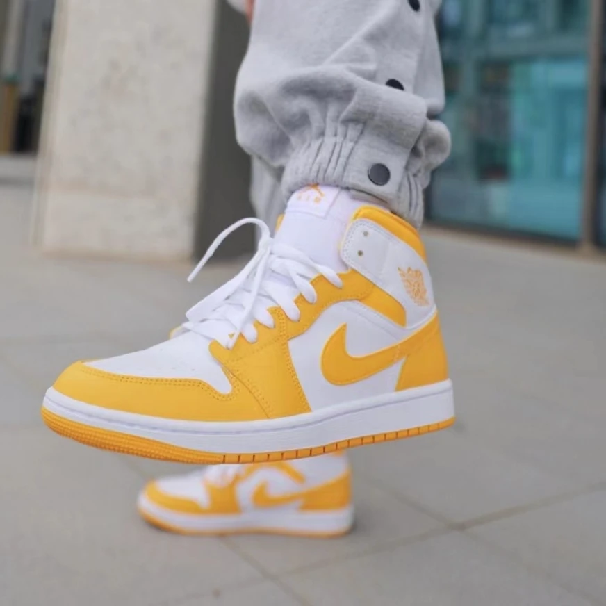 NIKE/耐克女鞋Air AJ 1Mid白黄中帮防滑耐磨复古篮球鞋BQ6472-117