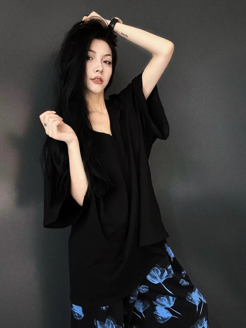 简约大版型无垫肩v领T恤