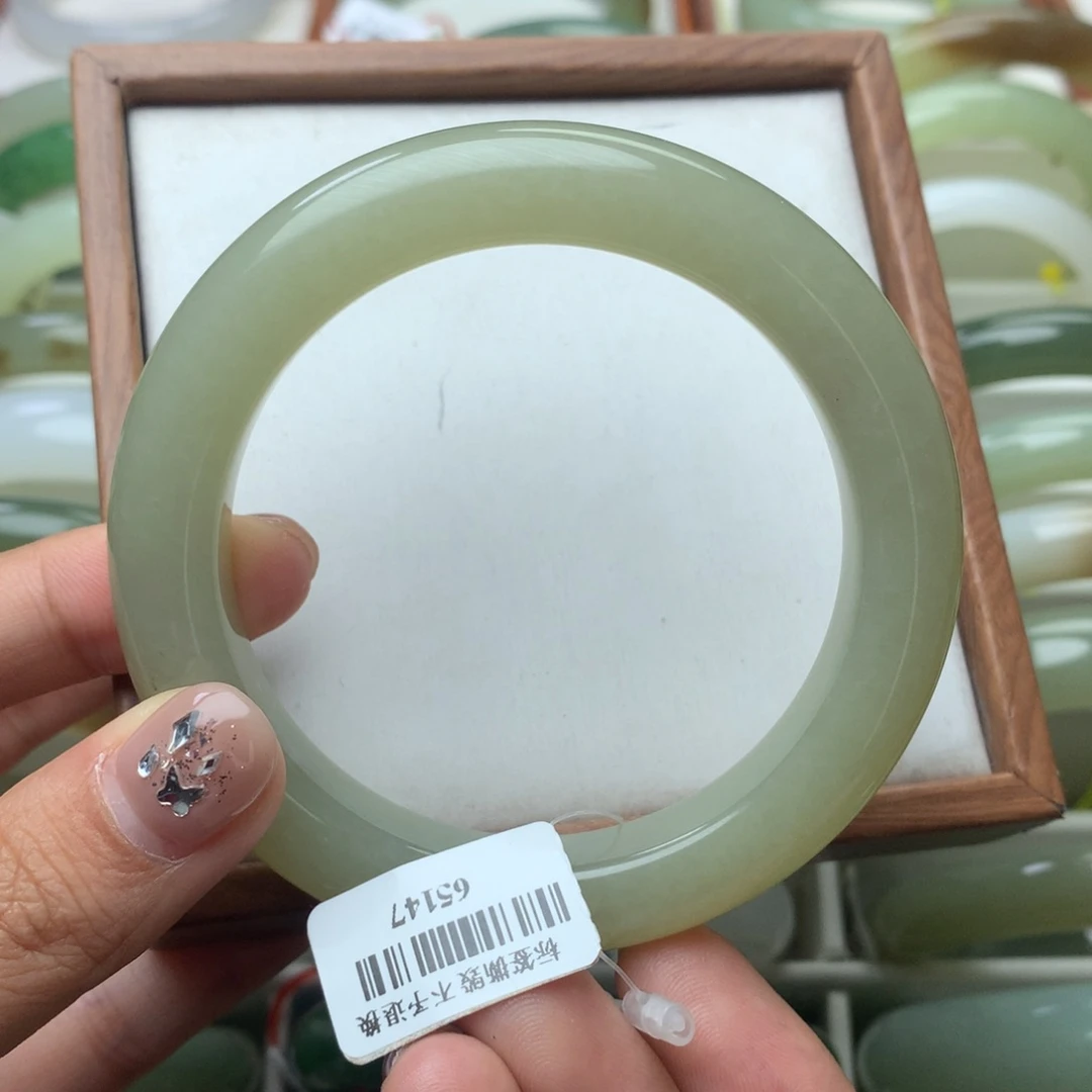 和田玉手镯未镶嵌蜂蜜水