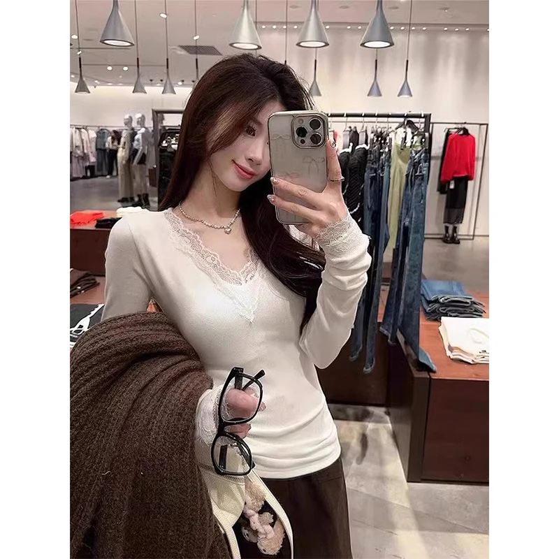 纯欲辣妹白色蕾丝V领打底衫女秋冬新款性感内搭德绒带垫胸上衣女