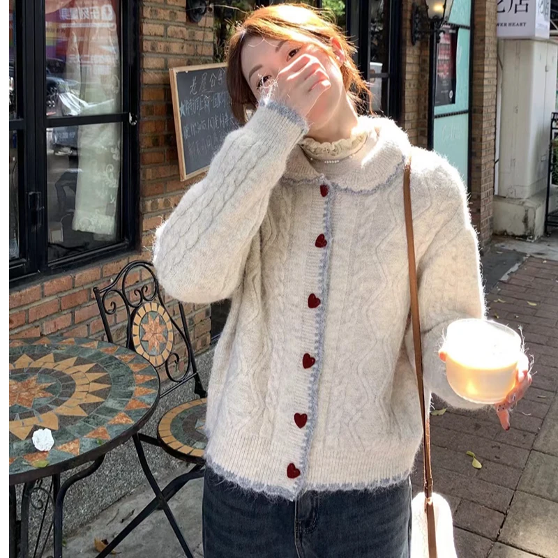 2024冬季韩系娃娃领时尚爱心排扣复古毛衣百搭温柔风针织衫甜美