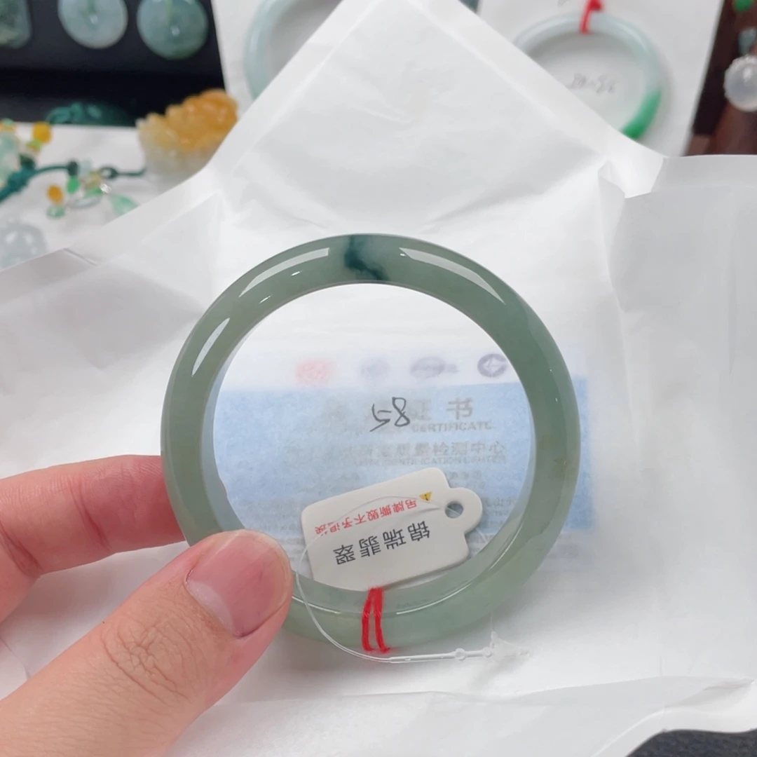 翡翠手镯未镶嵌手镯