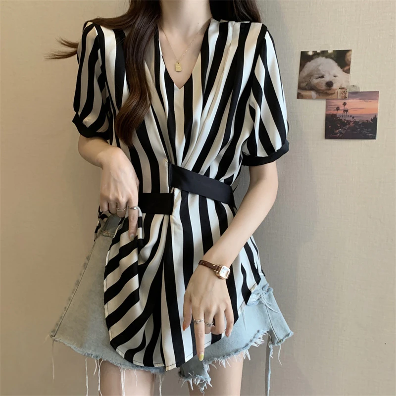 大码遮肚子设计感条纹V领短袖衬衫女夏季胖mm收腰显瘦不规则上衣