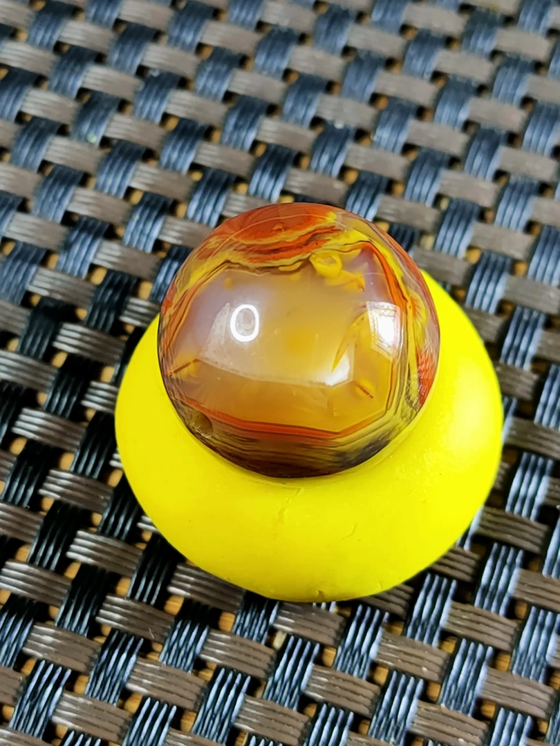 北票战国红多宝圆珠配饰。尺寸20mm。颜色艳丽，高光全玉化