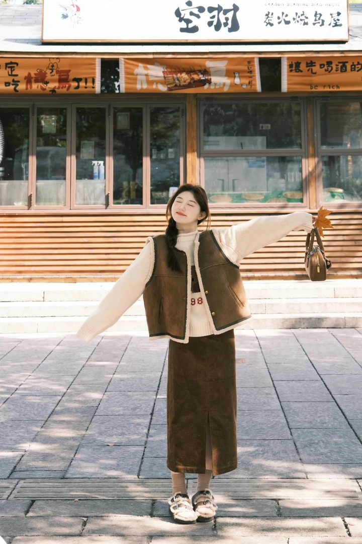 初冬搭配一整套复古小个子仿羊羔毛马甲小熊针织毛衣半身裙三件套