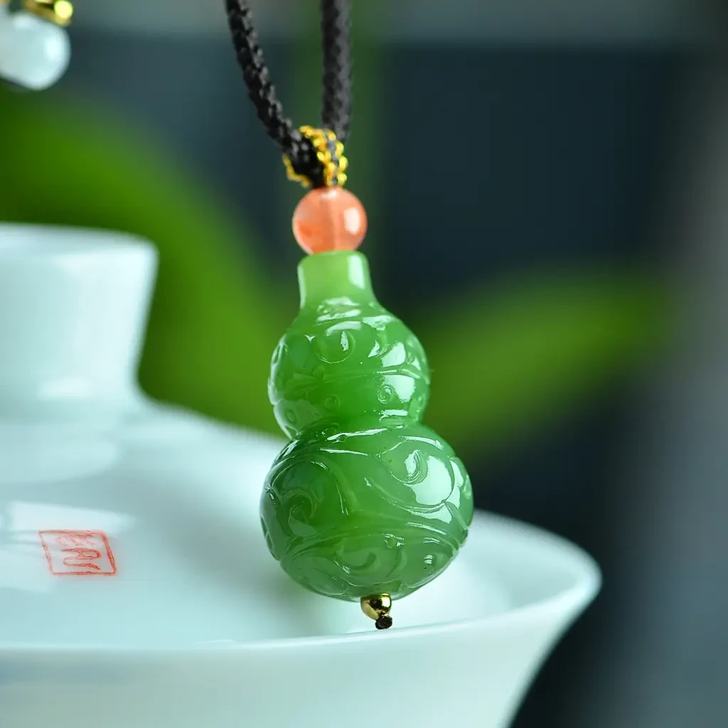 天然和田玉项链阳绿色碧玉葫芦吊坠手工雕刻气质毛衣链女士小众