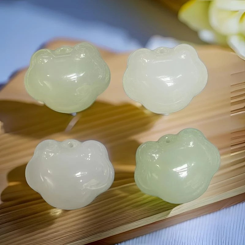 和田玉新疆且末钢板料小如意锁吊坠 多样性发一DZ050