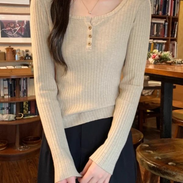 法式方领针织毛衣漏锁骨打底衫女2024秋冬肌理感修身纽扣长袖上衣