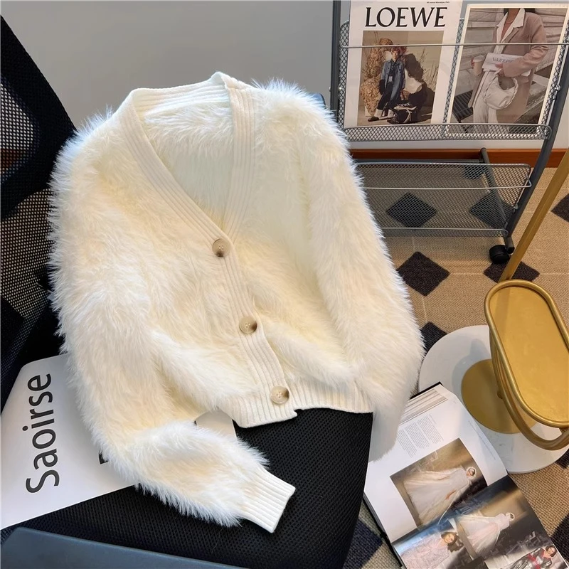 软糯风仿貂绒外套秋冬款超仙奶白色针织开衫厚V领短版毛衣上衣