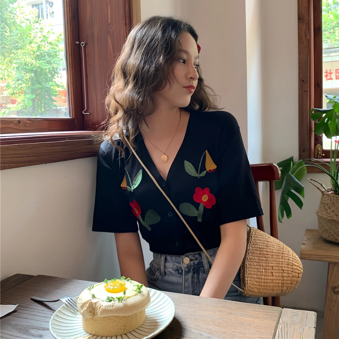 V领上衣女2025夏季薄款花朵刺绣设计感宽松短袖时尚休闲针织开衫