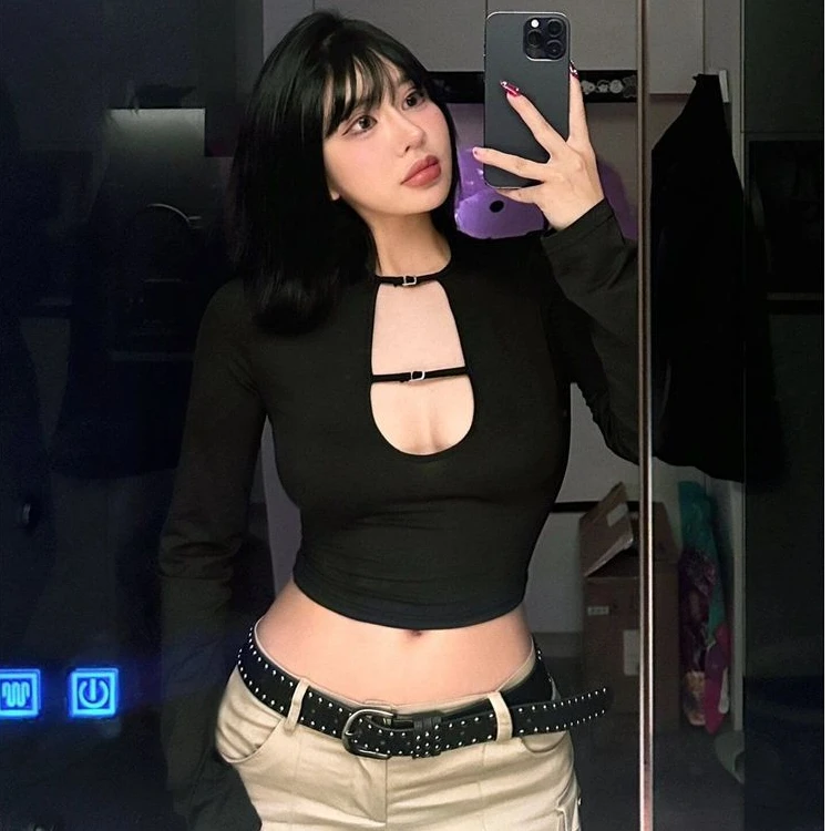 黑色辣妹性感纯欲镂空设计感长袖T恤春秋新款修身短款上衣t恤女