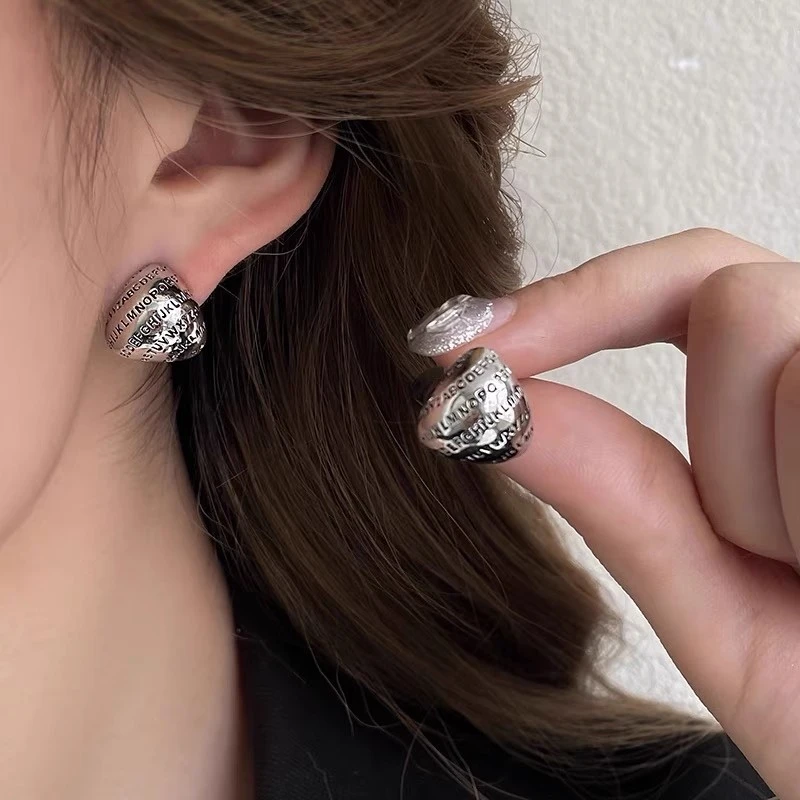 铜合金耳饰 欧美夸张大气时尚通勤日常百搭耳饰复古做旧字母耳钉