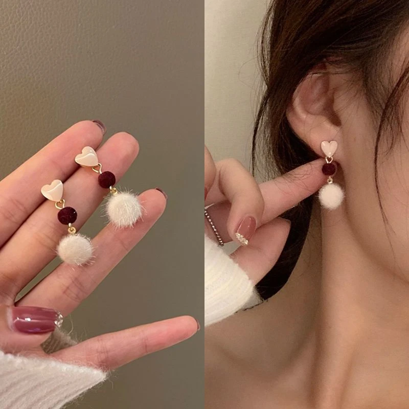 热销新款日韩粉色爱心耳钉简约甜美秋冬毛球耳环小巧淑女秋冬耳饰
