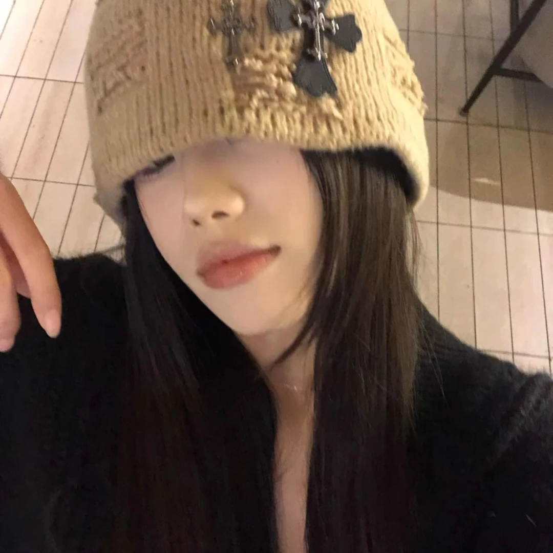 秋冬款复古皮十字架徽章毛线堆堆帽保暖毛绒显瘦休闲水桶针织帽潮