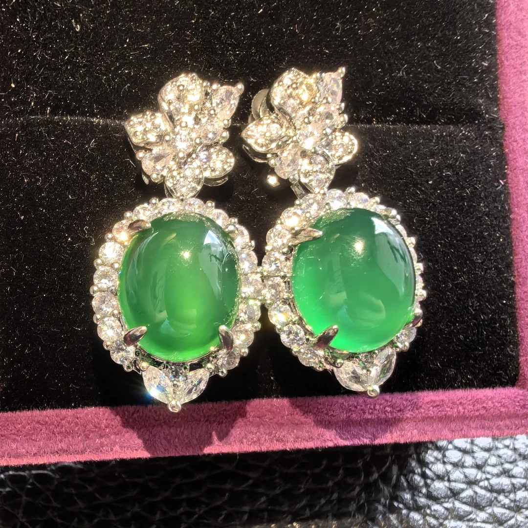 栀子花！上品高品质阳绿帝王色天然玉髓蛋面耳钉