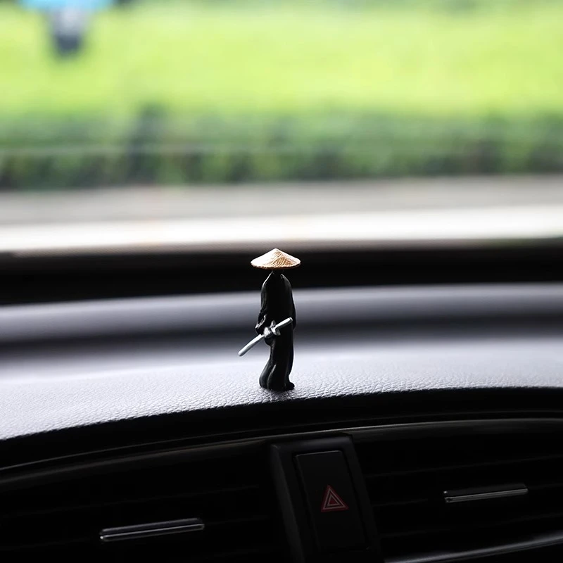 出尘侠客汽车小摆件显示屏幕装饰品中控台摆件男汽车三角窗边摆件