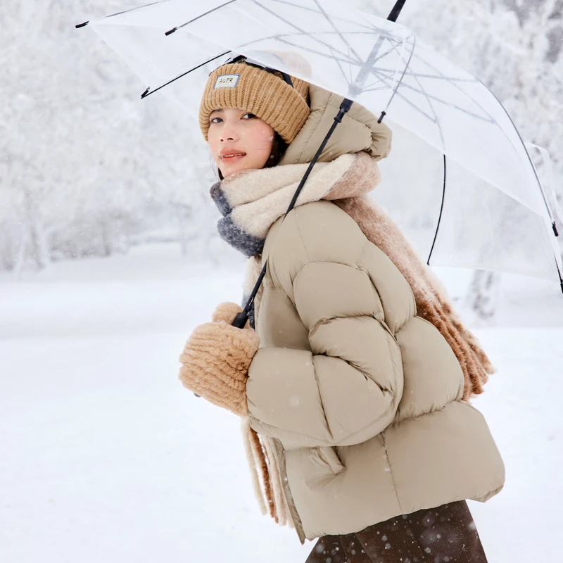 *伊芙丽轻量连帽短款羽绒服2024冬装新款保暖外套女1E9980231